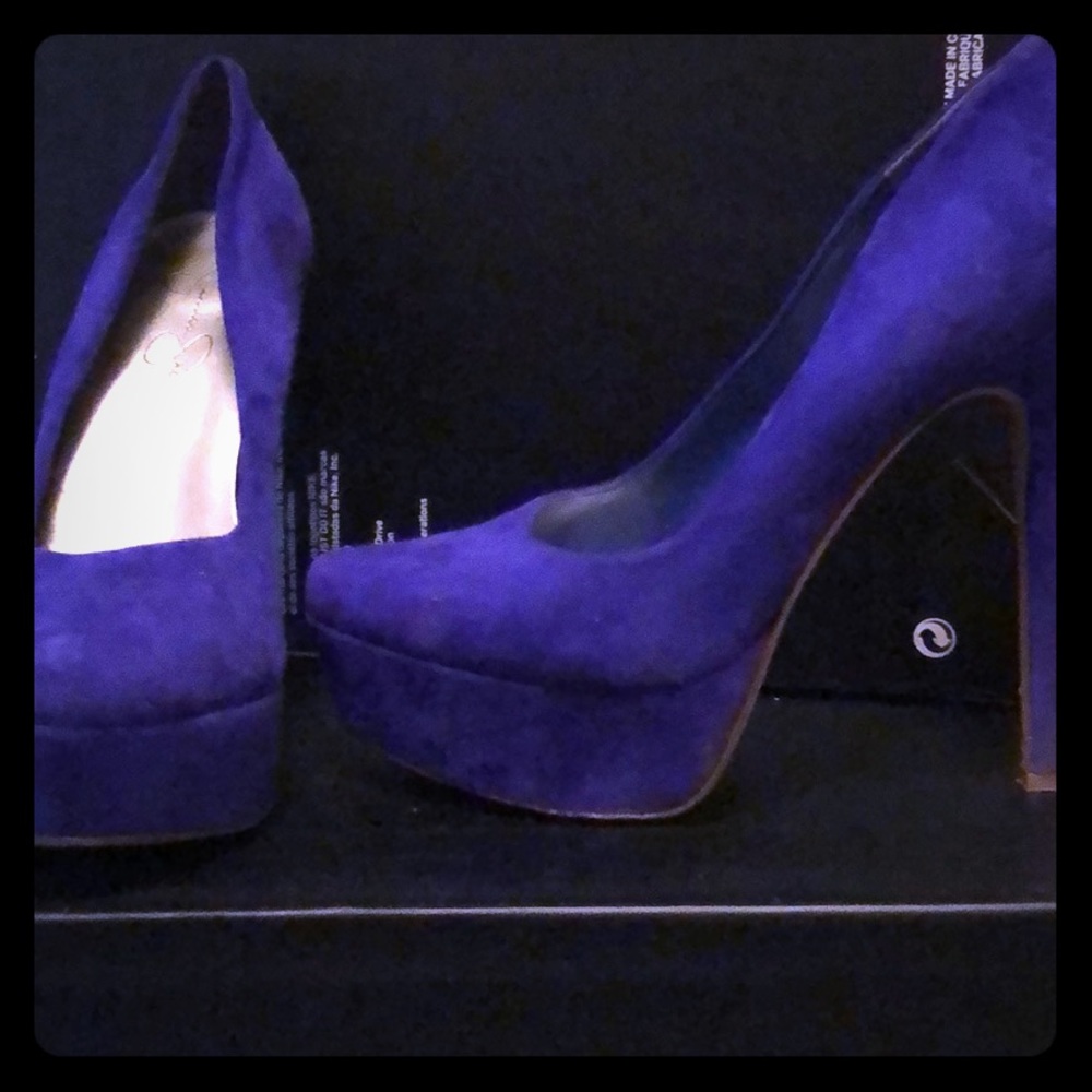 Blue pumps